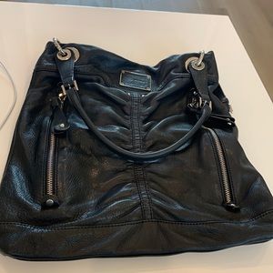 Super soft leather handbag with lots of pockets and zipper detail